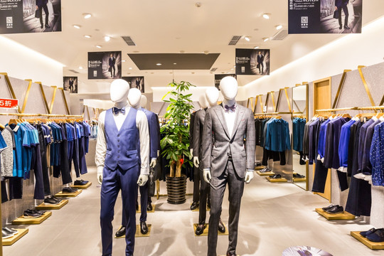 男装店橱窗模特 零售空间的无声销售员