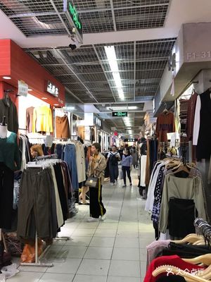 新七浦服装批发商场 零售购物的新体验